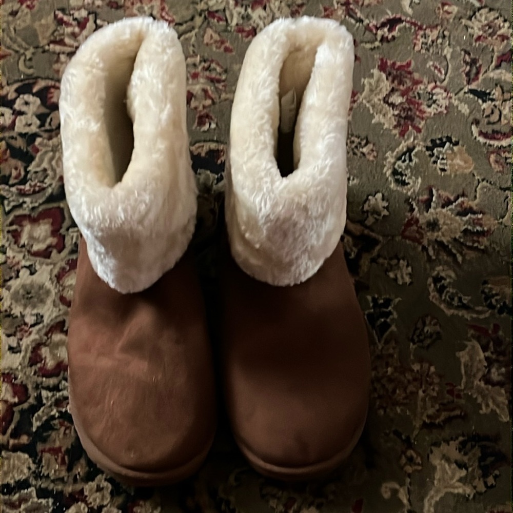 Brand New Fer boots size-8 Brand- Olivia Miller